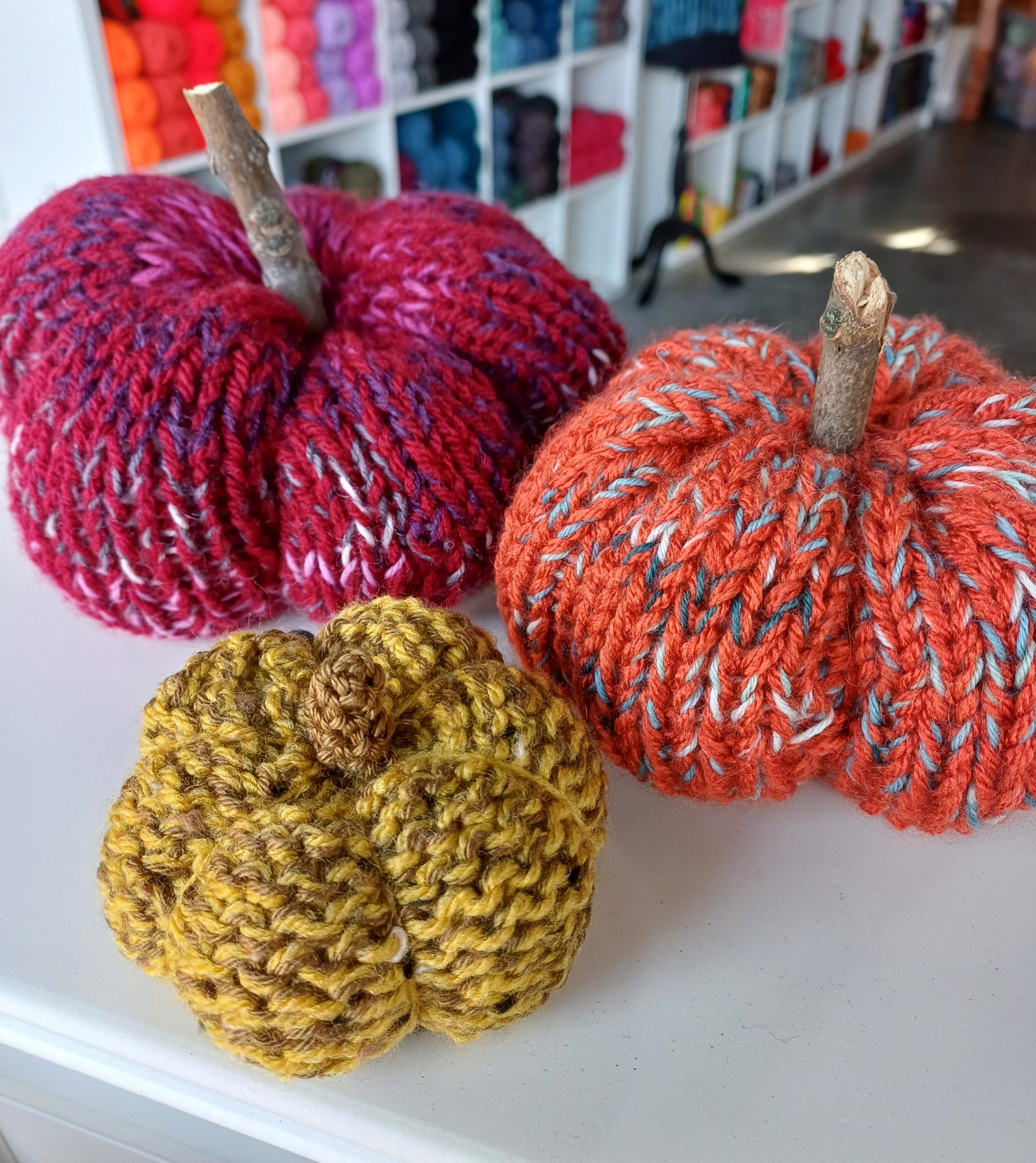 Herfst DIY: Gebreide pompoenen