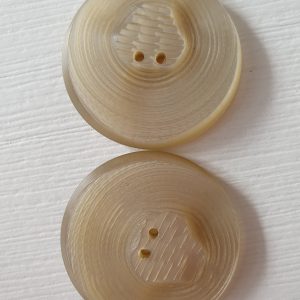 2 grote parelmoer crème knopen