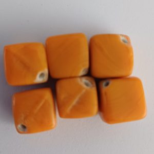 Vierkante oranje kralen 6 stuks