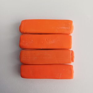 Lange oranje kralen 4 stuks