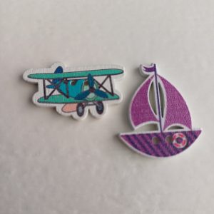 Houten knopen vliegtuig en zeilboot 2 stuks