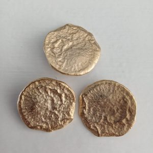 3 grote goudkleurige knopen