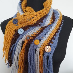 Blauw gele col met knopen en franjes