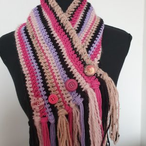 Roze col met knopen en franjes