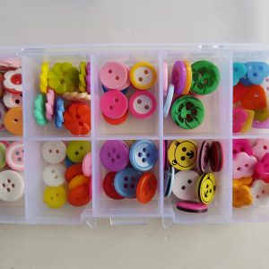 Doosje gekleurde knopen