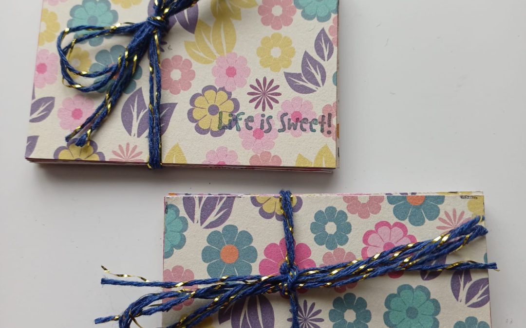 Gekleurde kaartjes stempelen