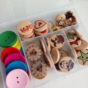 Doosje gekleurde houten knopen
