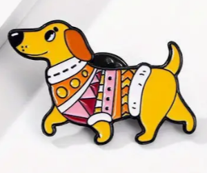 Pin teckel met jasje