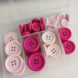 Doosje roze houten knopen