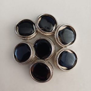 Zwarte, zilverkleurige knopen 7 stuks