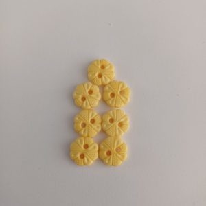 Gele knopen bloemetjes 7 stuks