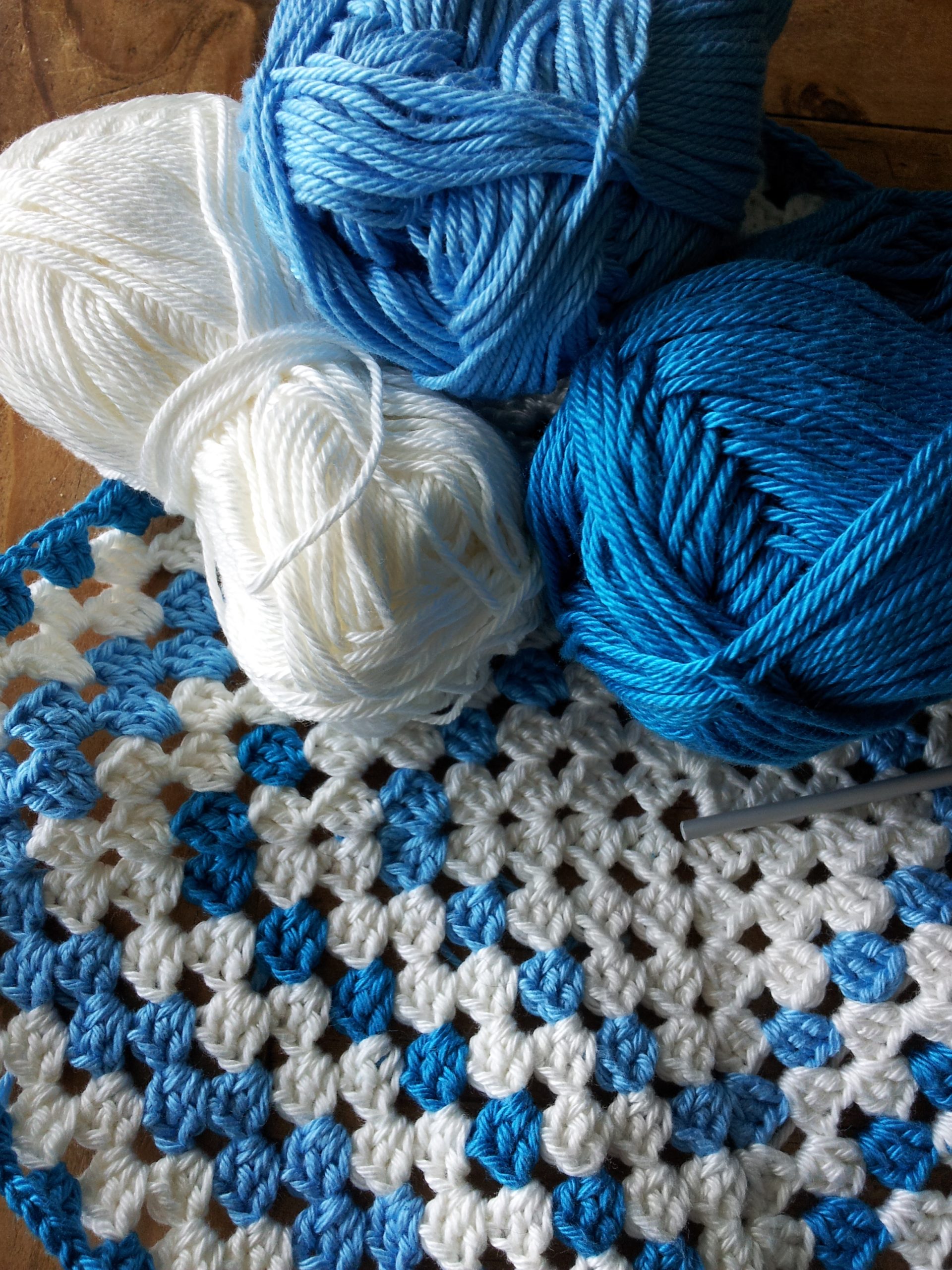 blauw wit kussen