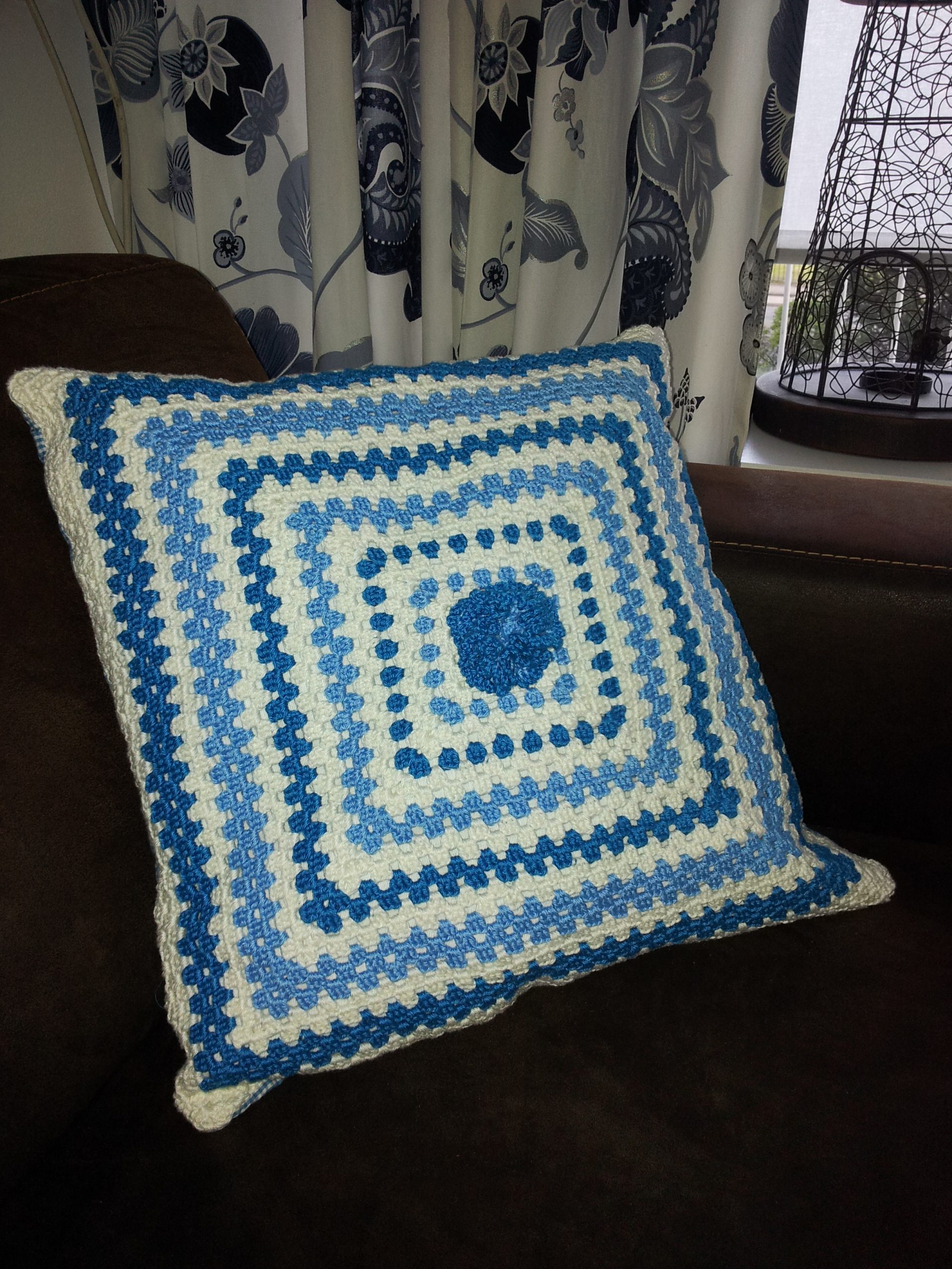 blauw wit kussen