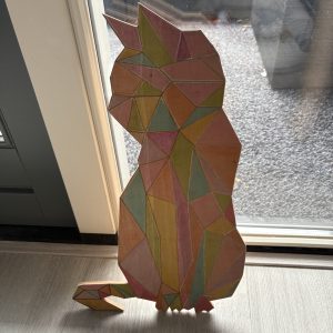 Uniek handgemaakt geometrisch kattenkunstwerk op hout