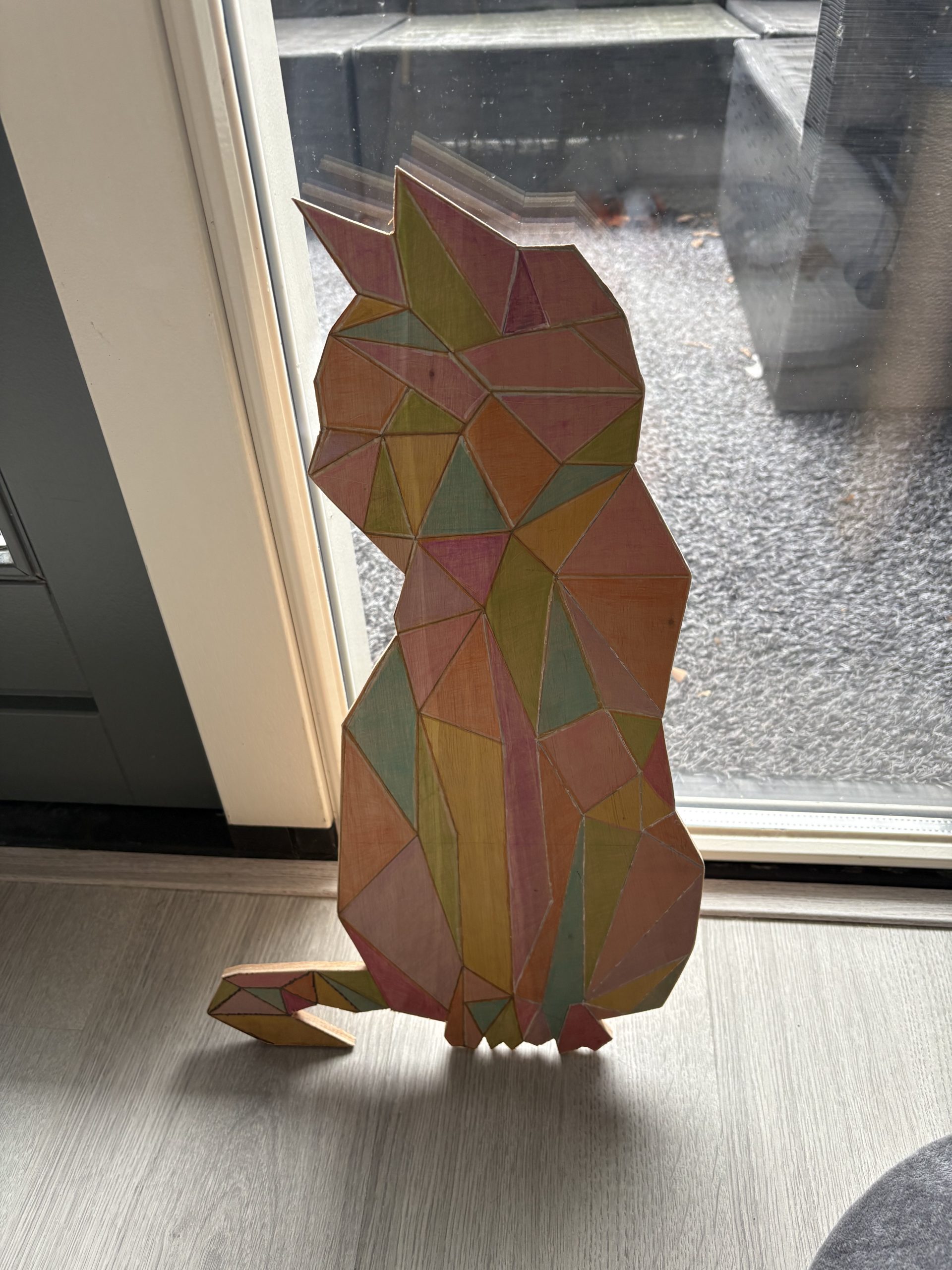 Uniek handgemaakt geometrisch kattenkunstwerk op hout