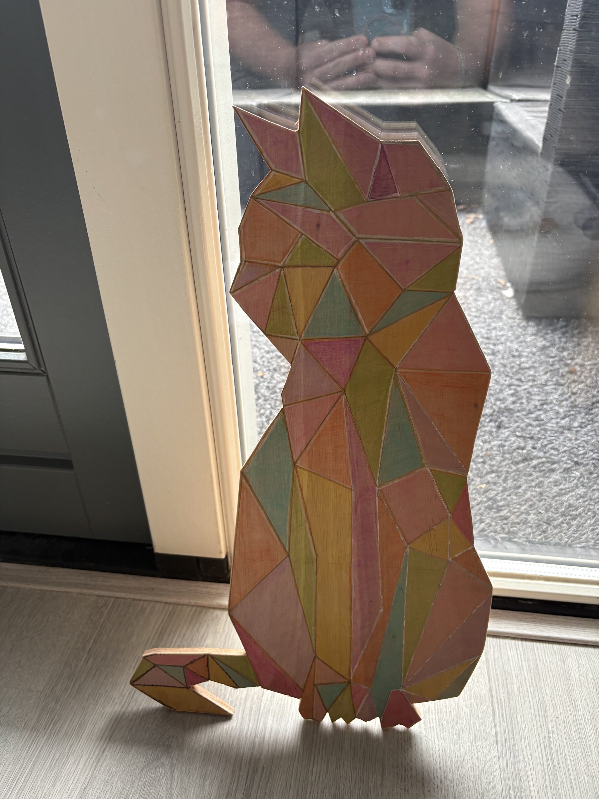 Uniek handgemaakt geometrisch kattenkunstwerk op hout - Afbeelding 2